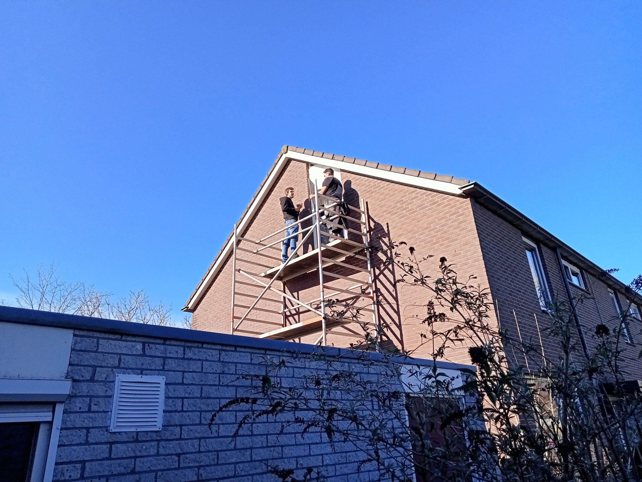 Bestaande Noord-Nederlandse woning met vernieuwde kozijnen