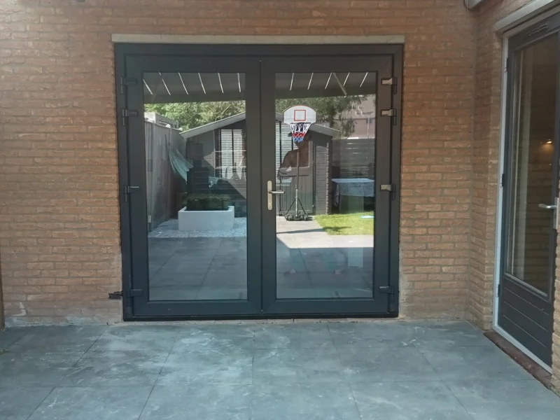 Gevel van een bestaande woning met kunststof kozijnen in Assen