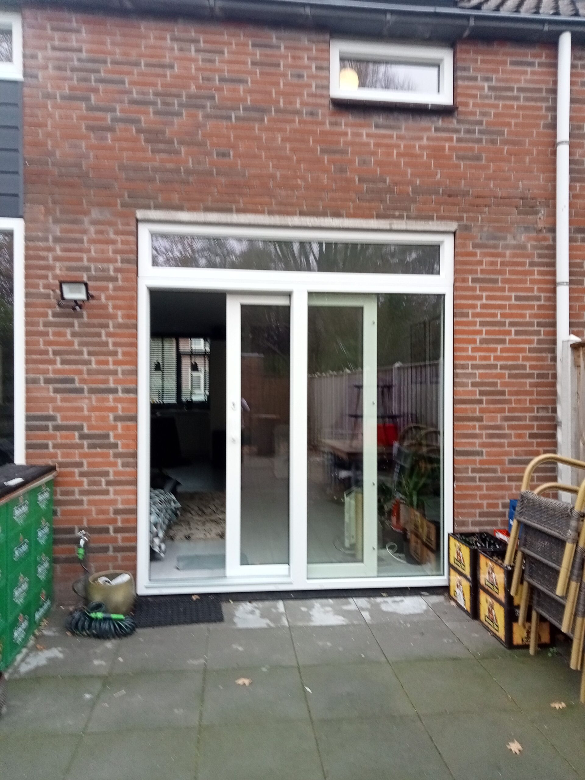 Kunststof schuifpui als verbinding tussen woning en tuin