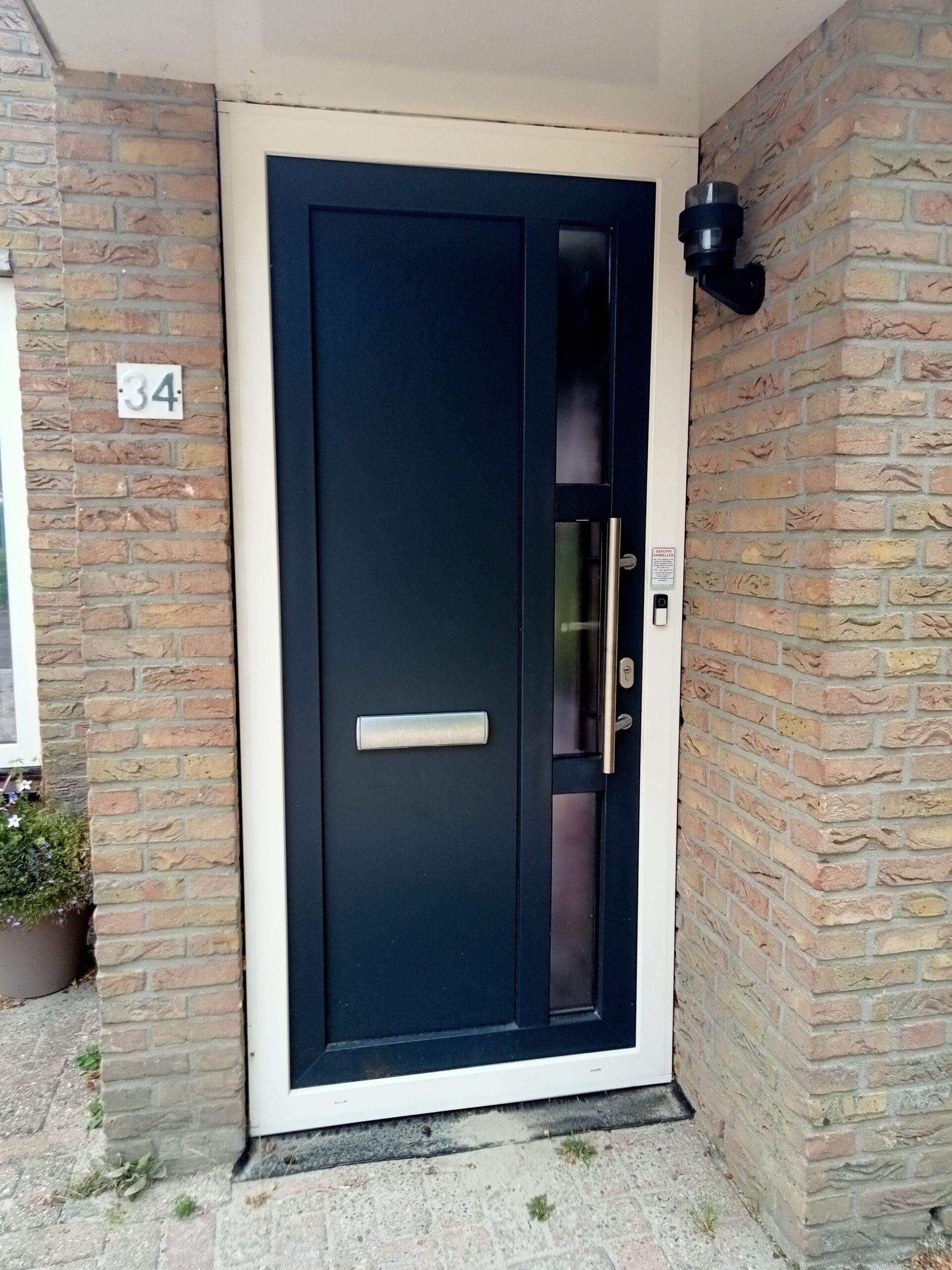 Kunststof voordeur met glas en warme entree-uitstraling
