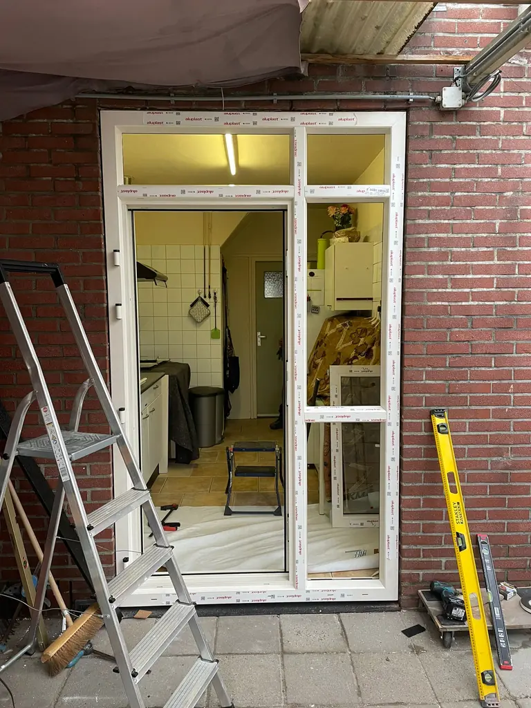 Montagewerk aan een kunststof deur in Smilde